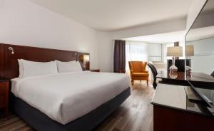 Postel nebo postele na pokoji v ubytování Strata Hotel + 28 fotografií