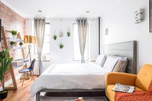 1 dormitorio con 1 cama grande y 1 sofá en 24-5 Furnished Studio W D Prime Gramercy, en Nueva York