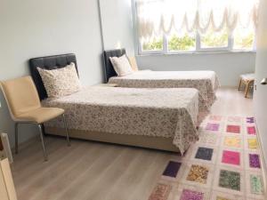 Ένα ή περισσότερα κρεβάτια σε δωμάτιο στο Altınkum Sahil'de bahçeli nezih yazlık