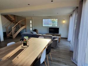 TV a/nebo společenská místnost v ubytování La maison d'Elodie