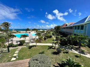 een uitzicht op een resort met een zwembad bij Mon Paradis Bleu beach house, 2 bedrooms and sea view! in Saint Martin
