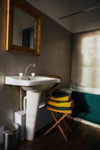 ein Badezimmer mit einem Waschbecken, einem Spiegel und einer Badewanne in der Unterkunft Château de Bouillancourt en Sery in Bouillancourt-en-Séry