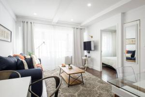 ein Wohnzimmer mit einem Sofa und einem Tisch in der Unterkunft 809-2A Gorgeous 1BR New W D Modern Best Location in New York