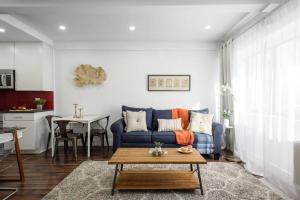 uma sala de estar com um sofá azul e uma mesa em 809-2A Gorgeous 1BR New W D Modern Best Location em Nova York