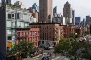 - une vue sur une ville avec de grands bâtiments dans l'établissement 809-5A Gorgeous New 1BR Heart of Midtown, à New York