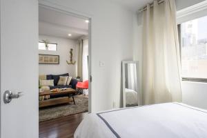 Giường trong phòng chung tại 809-5A Gorgeous New 1BR Heart of Midtown