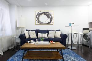 紐約的住宿－809-4B Studio Balcony W D Prime location，客厅配有蓝色的沙发和桌子