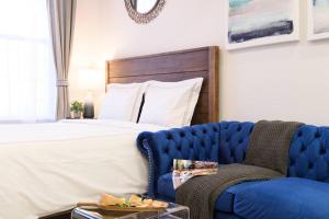 - une chambre avec un lit et un canapé bleu dans l'établissement 240-5 NEW Prime Location STUDIO W&D in unit, à New York