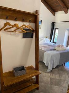 una camera con letto e tavolo di Locanda Tarello1880 a Roppolo