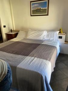 una camera con un grande letto di Locanda Tarello1880 a Roppolo