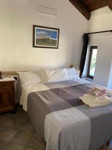 sypialnia z łóżkiem i zdjęciem na ścianie w obiekcie Locanda Tarello1880 w mieście Roppolo