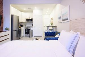 240-6 NEW STUDIO Prime Location W&D in unit的厨房或小厨房