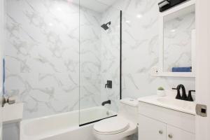 240-6 NEW STUDIO Prime Location W&D in unit的一间浴室