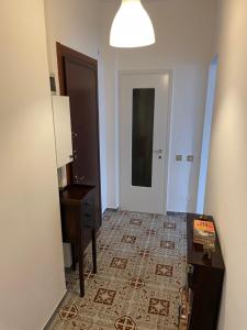 um corredor com um quarto com uma mesa e um espelho em Ale E-Commerce Holiday Home em Buccinasco
