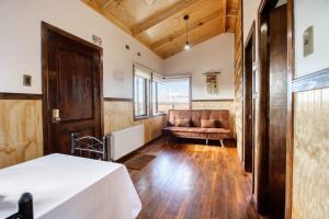 1 dormitorio con 1 cama y 1 sofá en una habitación en Cabañas Natales Rotundo, en Puerto Natales