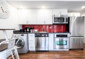 A cozinha ou cozinha compacta de 809-6B 2BR Duplex Breathtaking Views Beauty