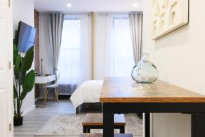 240-9 Luxury Prime Location STUDIO W&D في نيويورك: غرفة مع طاولة عليها مزهرية