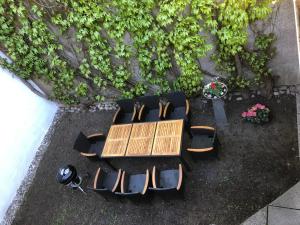 an overhead view of a wooden table and chairs at ALTSTADT-APARTMENTS Bad Radkersburg - Ihr Zuhause auf Reisen in Bad Radkersburg