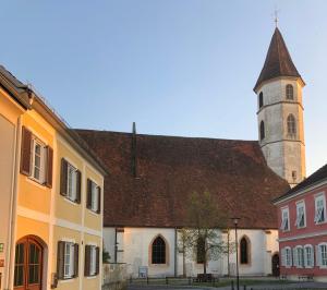 a building with a tower and a church at ALTSTADT-APARTMENTS Bad Radkersburg - Ihr Zuhause auf Reisen in Bad Radkersburg