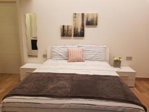 ein Schlafzimmer mit einem großen Bett mit einer braunen Decke in der Unterkunft B&B Antica Fontana in Bernezzo