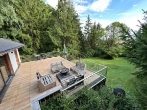 een luchtzicht op een terras met twee stoelen en een grill bij Zauberhaftes Waldhaus in Blaubeuren