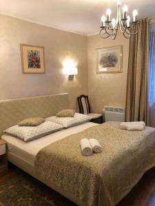 een slaapkamer met een bed met twee handdoeken erop bij Villa Almira in Polanica-Zdrój