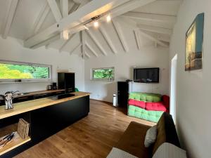 een woonkamer met een bank en een tafel bij Zauberhaftes Waldhaus in Blaubeuren