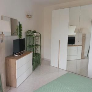 A kitchen or kitchenette at A casa di Frida & Mika - COMODO PUNTO DI SOSTA - Vicino a tutti i servizi - a 20 minuti dall'autostrada