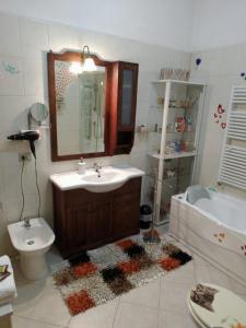 ein Badezimmer mit einem Waschbecken, einem WC und einer Badewanne in der Unterkunft Rosaspina in Grosseto