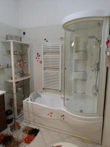 Das Bad ist mit einer Dusche und einer Badewanne ausgestattet. in der Unterkunft Rosaspina in Grosseto