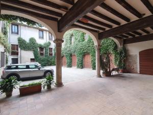 un patio con un'auto parcheggiata di fronte a un edificio di Corte Pomponazza a Mantova