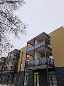 - un bâtiment avec des balcons sur le côté dans l'établissement Parko nauji apartamentai, à Panevėžys