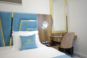 En eller flere senge i et værelse på MaxWell Hotel & SPA