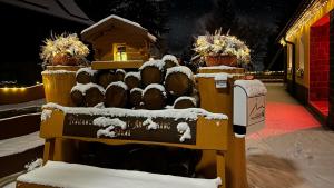 einen Stapel Holzscheite im Schnee in der Unterkunft Ferienwohnung-direkt-am-skihang in Kurort Oberwiesenthal