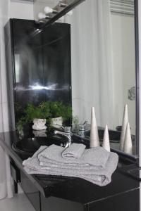 La salle de bains est pourvue d'un lavabo, d'une serviette et d'un miroir. dans l'établissement Appartamento Perini, à Trente