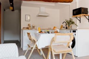 a kitchen with a white table and chairs at Apartamento Al Alba in Albarracín