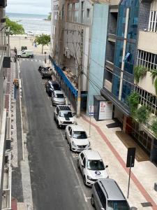 una fila de autos estacionados al lado de una calle en APARTAMENTO QUADRA MAR BALNEÁRIO CANBORIU SC, en Balneário Camboriú