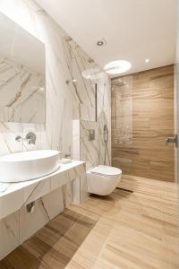 W łazience znajduje się umywalka, toaleta i prysznic. w obiekcie Senso Deluxe w Limenárii