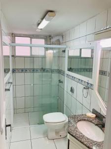 y baño con aseo, ducha y lavamanos. en APARTAMENTO QUADRA MAR BALNEÁRIO CANBORIU SC, en Balneário Camboriú