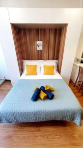 a bedroom with a bed with two teddy bears on it at Famous Dreaming Studio in Porto