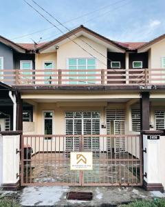 une maison avec une porte devant elle dans l'établissement WiseDecision homeStay, à Kuala Terengganu