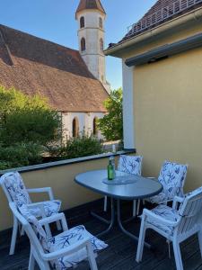 einen Tisch und Stühle auf einer Terrasse mit einem Leuchtturm in der Unterkunft ALTSTADT-APARTMENTS Bad Radkersburg - Ihr Zuhause auf Reisen in Bad Radkersburg