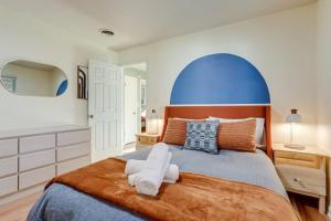 1 dormitorio con 1 cama grande y cabecero azul en Well-Appointed Family Home in Aurora/Denver Colorado, en Aurora