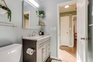 y baño con lavabo, aseo y espejo. en Well-Appointed Family Home in Aurora/Denver Colorado, en Aurora