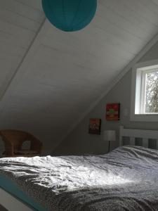 Ένα ή περισσότερα κρεβάτια σε δωμάτιο στο Cozy ,artistic cottage in a garden setting close to the beach and hiking trails.