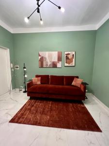 - un salon avec un canapé rouge et un tapis dans l'établissement Casa Lorenzo, à Rome