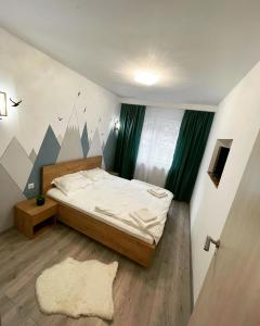 um quarto com uma cama e cortinas verdes em Mountain View em Sinaia
