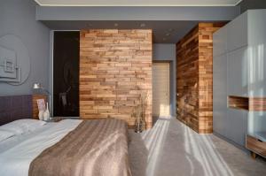 Postel nebo postele na pokoji v ubytování Poet Art Hotel