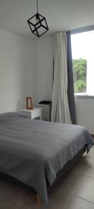 Un dormitorio con una cama grande y una ventana en Departamento PALU en Tandil