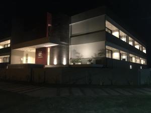 un edificio illuminato di notte con luci di Duplex premium, excelente ubicacion II a Yerba Buena